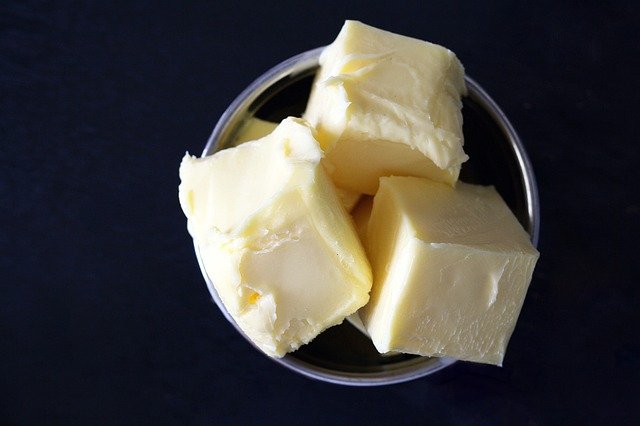 kostičky másla