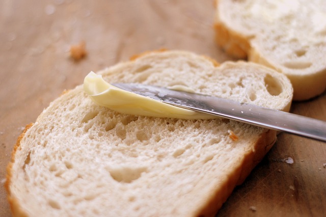 mazání másla na chleba