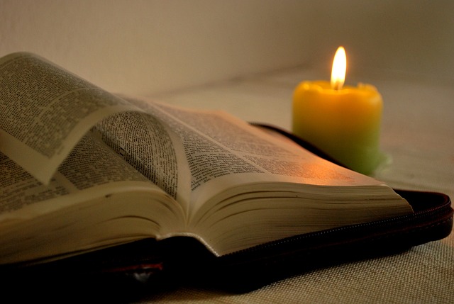 svíčka u knihy