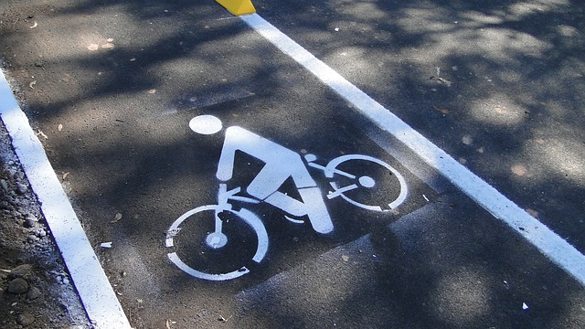 označení cyklostezky na asfaltové silnici