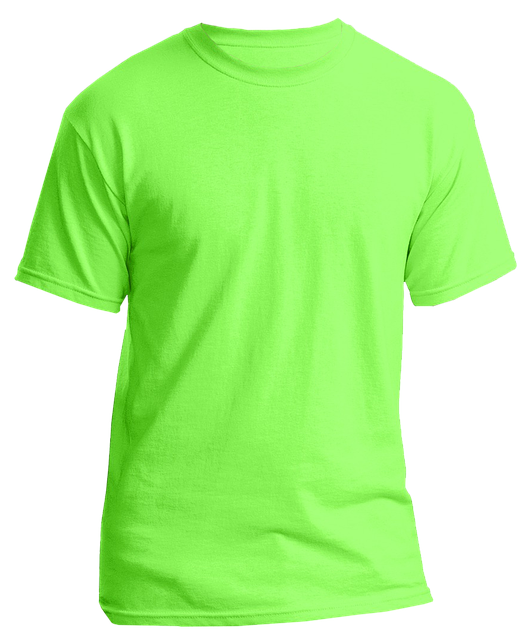 zelené tričko na bílém podkladu